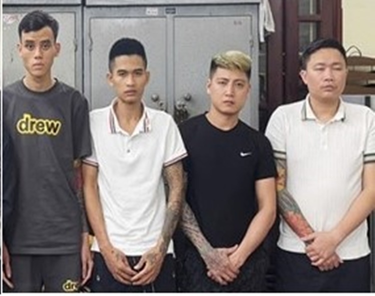 Bắt "ông trùm" mua bán thiếu nữ dưới 16 tuổi, ép cởi đồ tiếp khách tại quán karaoke